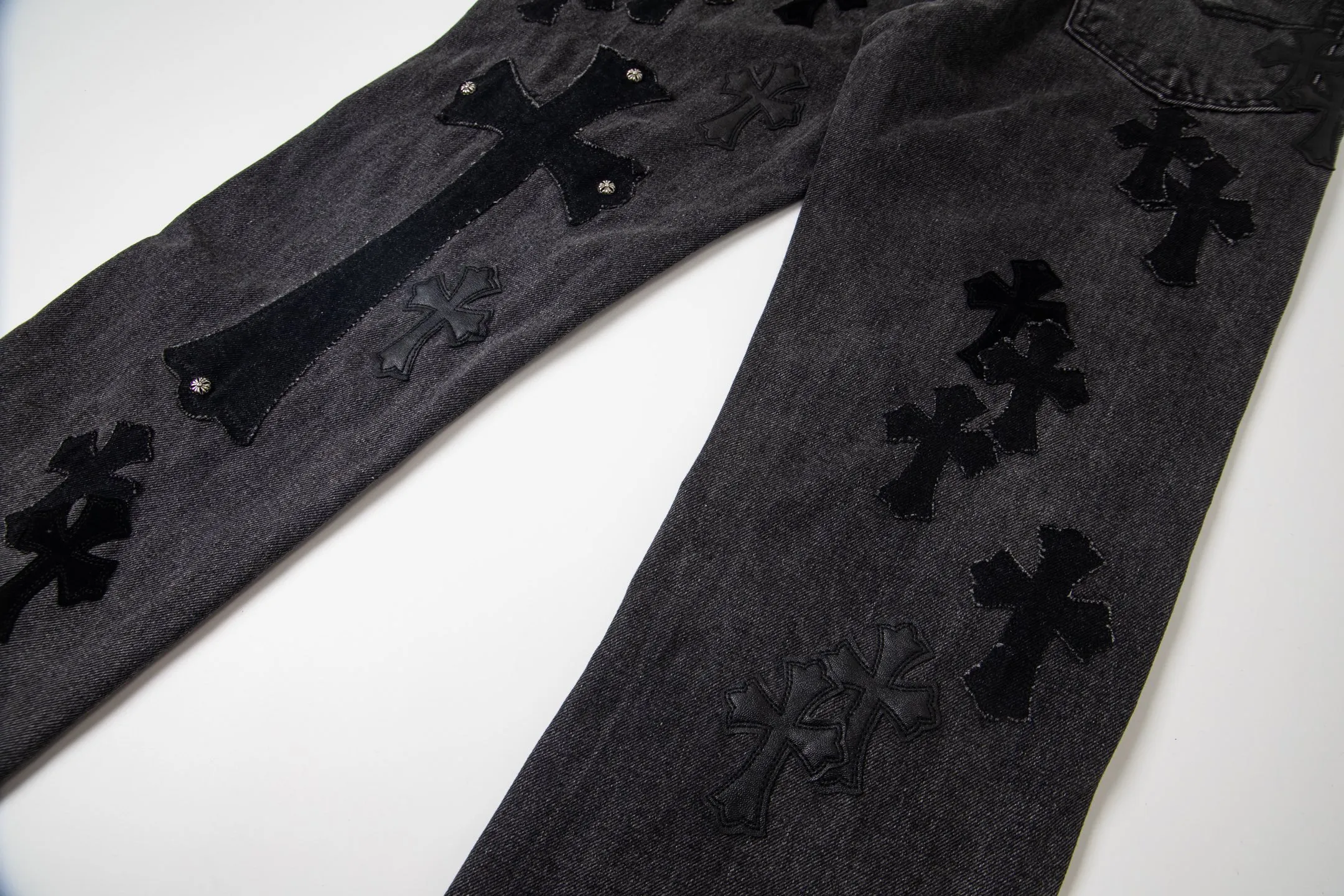 P290 Chrome Hearts Chrome Hearts Black Pinduo Black Leather Big Devil Cow King Jeans CH jeans need to be washed before being dismantled and hand-stitched with sheepskin cross leather and then spliced to complete. The whole piece has too much craftsmanship to describe. About Chrome Hearts This is an extremely luxurious fashion brand that can also be called the nobility of the high street. It has always been an exclusive brand for some hipsters or the second generation of rich people. Compared with ordinary high streets, it is more luxurious and noble. Compared with luxury brands, it has a more fashionable personality. It has always been a brand that I have a special liking for. Style number: 1769# Color: black Size: 28 30 32 34 36
